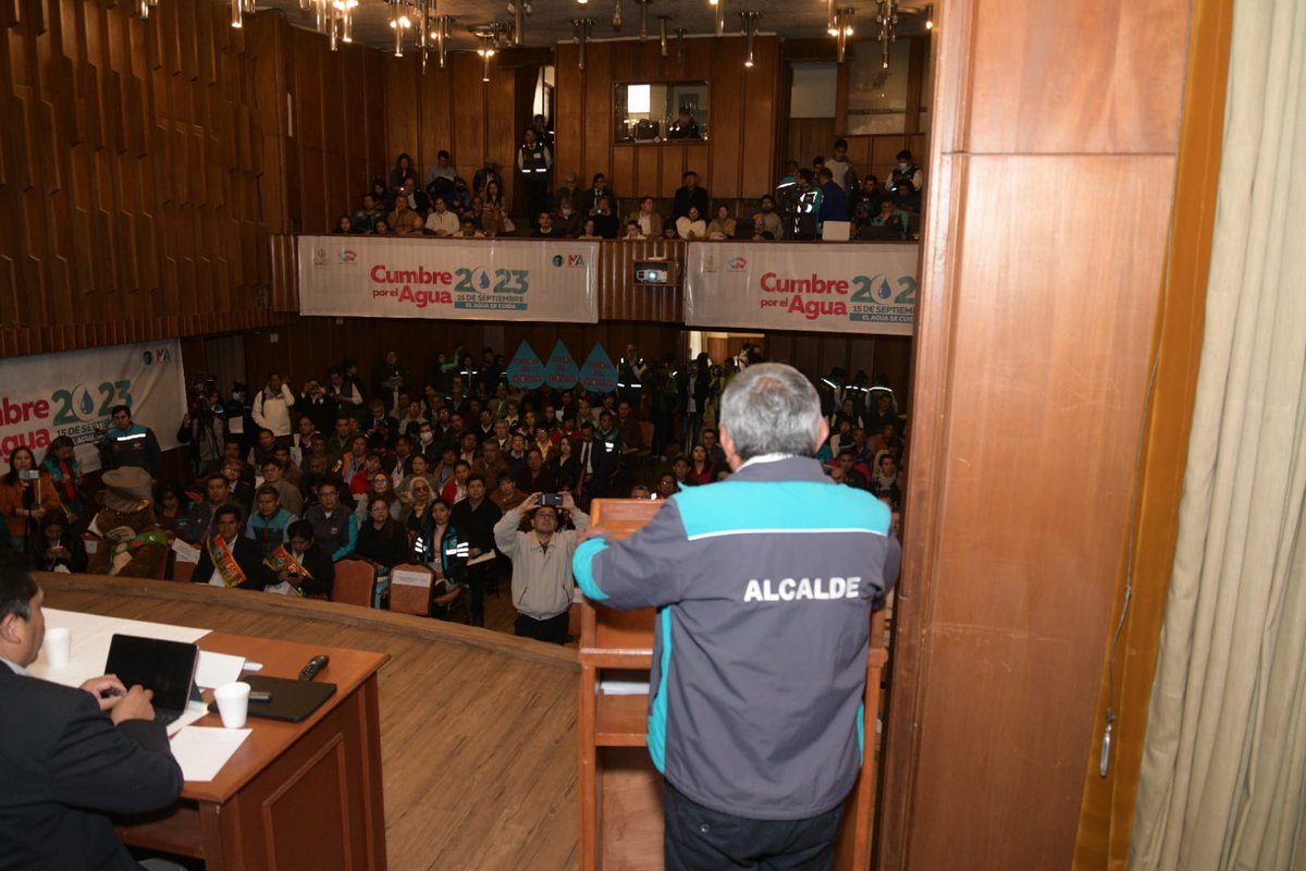 LaPazAlcaldia's tweet image. #CumbrePorElAgua2023 I Alcalde #IvánArias: 
“Tenemos expositores de primer nivel, gente de la cooperación internacional, delegados como de #EPSAS, gente de #ElAlto y también tenemos de otros municipios”.