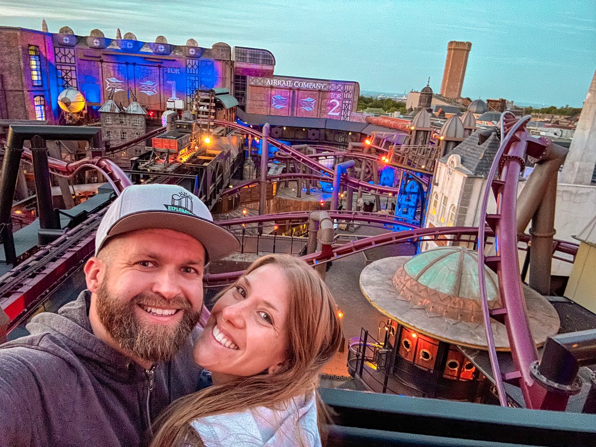 ExpThemeParks's tweet photo. Rookburgh at night is ๐ฅ
#phantasialand #rookburgh #flyingcoaster #vekoma #taron #talocan #germany #themepark #rollercoaster #Rollercoasterenthusiast #travel #photography https://t.co/RGEobXS09T