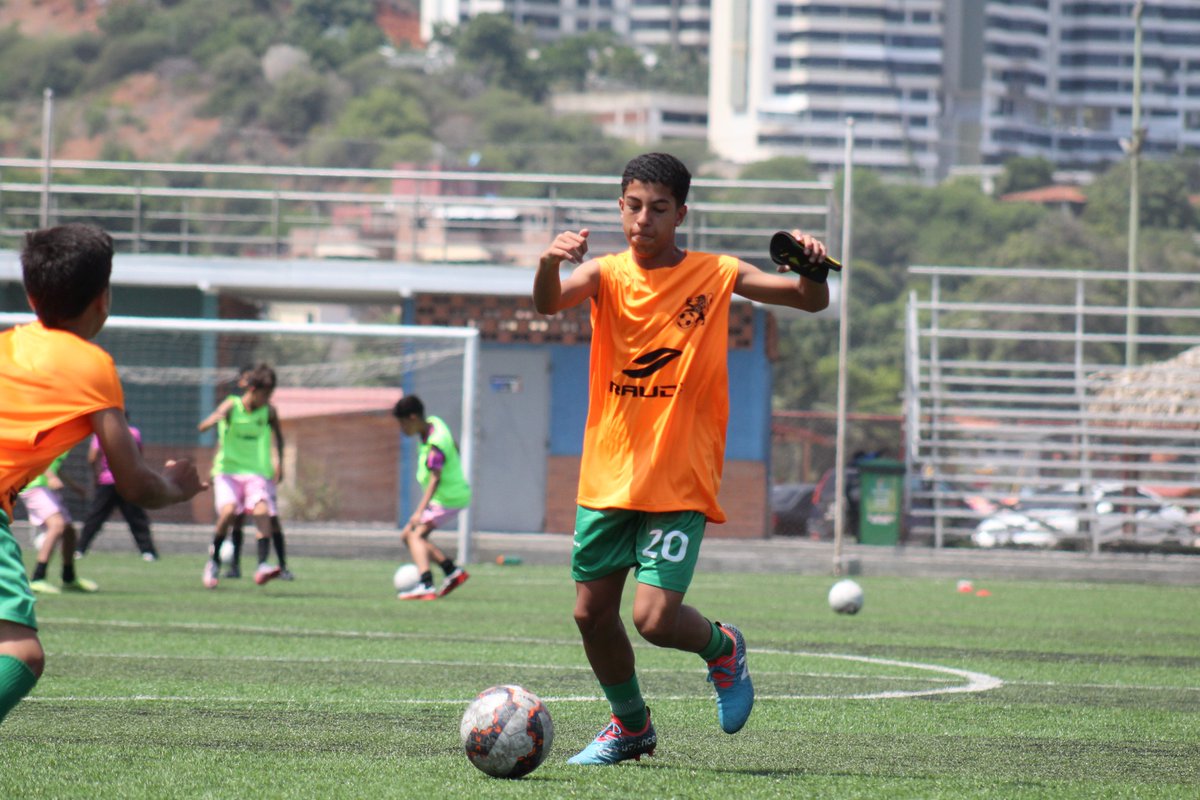 AsoFutbol_DC's tweet photo. ¡YA ESTAMOS EN CAMURÍ CHICO! ⚽🏟️💚🏆

 ¡Nuestra Selección Distrital Sub 13 arranca el calentamiento! 🏃🏻⚽

En minutos inicia la tercera jornada de los Juegos Nacionales 2023...

⚔️ LA GUAIRA 🆚 DISTRITO CAPITAL

#SentimientoCapitalino💚
#SomosDistrito🦁 https://t.co/bTIQt9nOyR