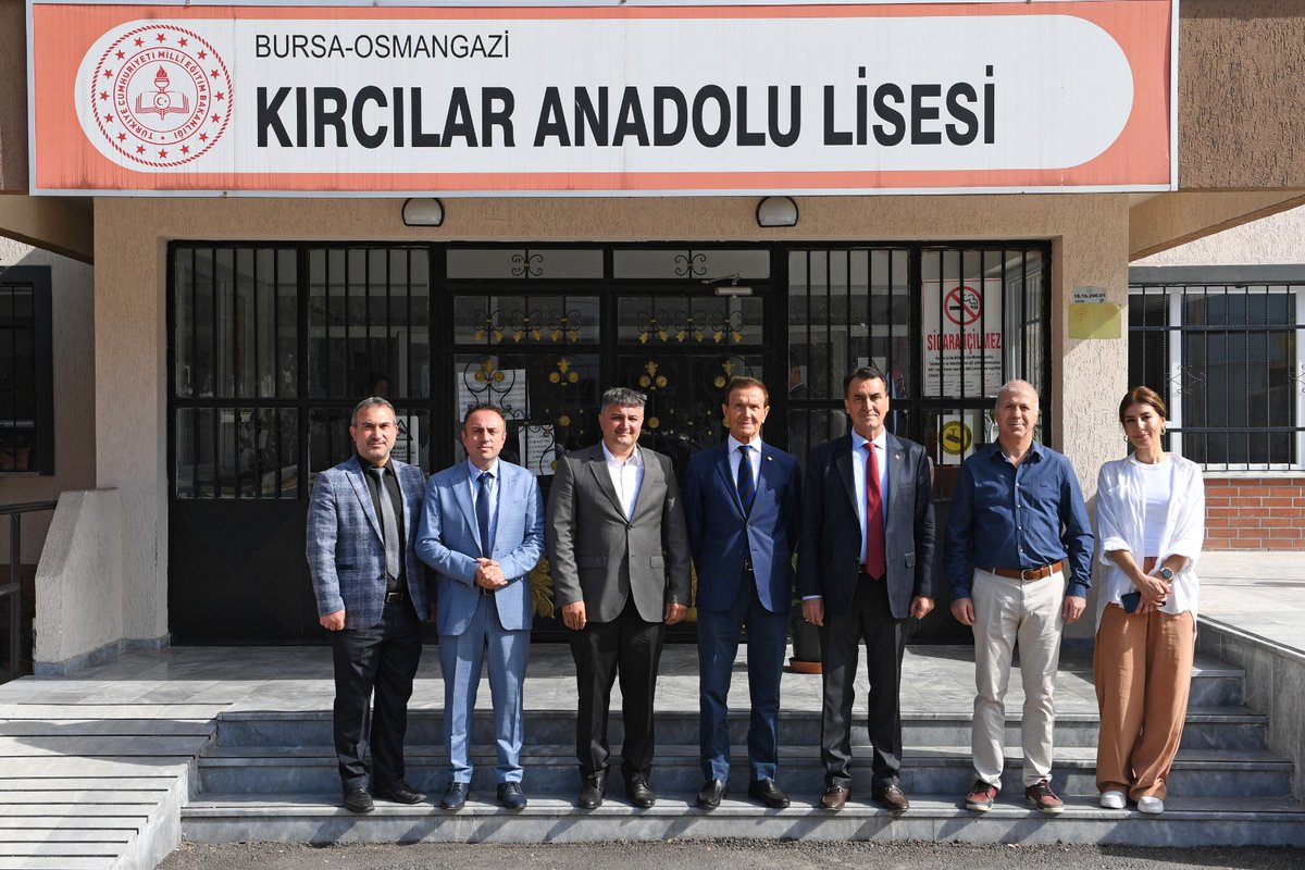 KircilarAL16's tweet photo. Osmangazi Belediyesi Başkanımız Mustafa DÜNDAR bey, hayırseverimiz Mustafa KIRCI bey ve İlçemiz Milli Eğitim şube müdürlerimiz ile birlikte bugün okulumuzu ziyaret ettiler. Başkanımız öğrencilerimize kitap hediye ederek 2023-2024 Eğitim Öğretim yılının başarılı olmasını dilediler https://t.co/sOjRc7Gb3r