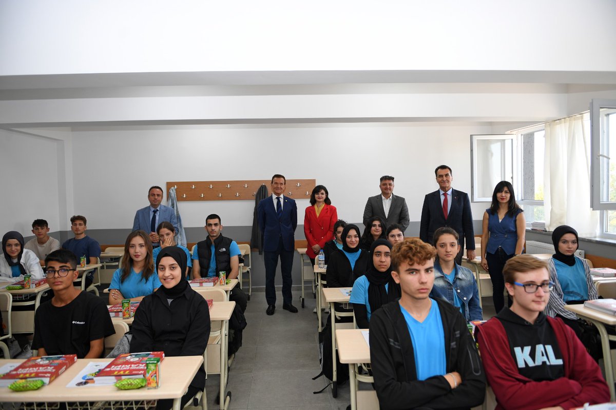 KircilarAL16's tweet photo. Osmangazi Belediyesi Başkanımız Mustafa DÜNDAR bey, hayırseverimiz Mustafa KIRCI bey ve İlçemiz Milli Eğitim şube müdürlerimiz ile birlikte bugün okulumuzu ziyaret ettiler. Başkanımız öğrencilerimize kitap hediye ederek 2023-2024 Eğitim Öğretim yılının başarılı olmasını dilediler https://t.co/sOjRc7Gb3r