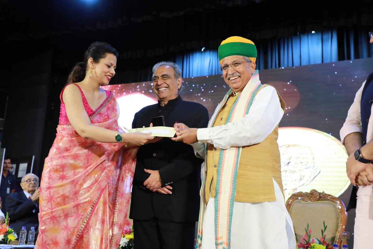 #WillOfSteelAwards | Hina Rohtaki (<a href="/HinaRohtaki/">Hina Rohtaki</a>) Special Correspondent, The Indian Express receives her #JethmalaniPrize from Hon'ble Law Minister Arjun Ram Meghwal (<a href="/arjunrammeghwal/">Arjun Ram Meghwal</a>)