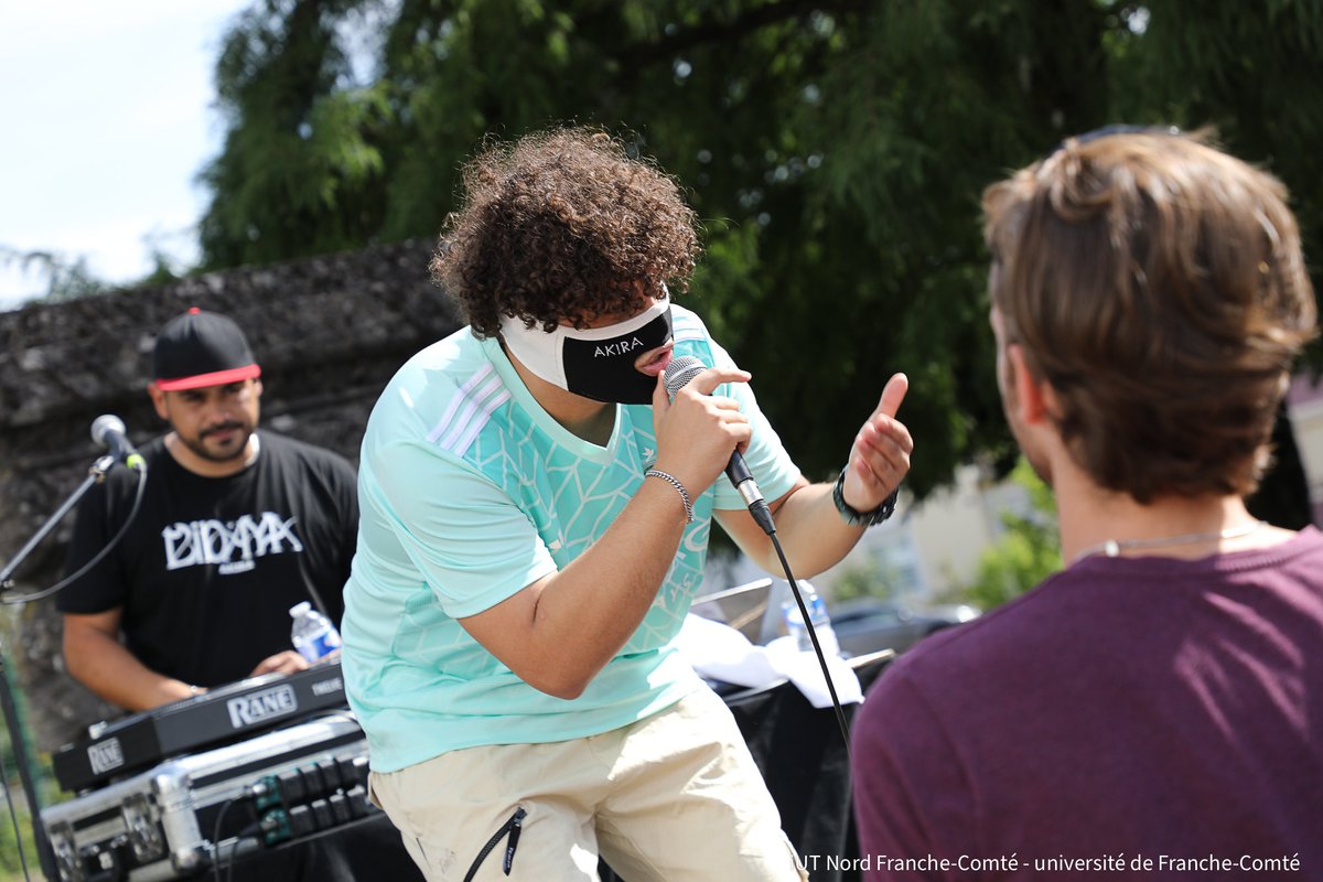 Pour clore ces deux premières semaines de rentrée, concert à l’IUT @iutnfc <a href="/fc_univ/">université de Franche-Comté</a> avec le rappeur belfortain Akira en partenariat avec <a href="/Lapoudriere/">La Poudrière - Belfort</a> <a href="/AgenceLBQP/">LeBruitQuiPense</a> #belfort Merci aux personnels qui ont participé à l’organisation 👍