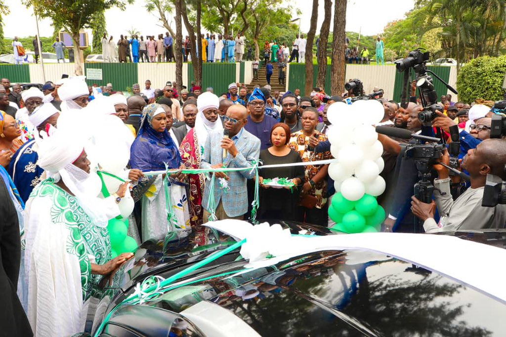 only1topboyy's tweet photo. BREAKING:

Minister of FCT, Nyesom Wike provides vehicles for Government Recognized Traditional Rulers in the FCT. https://t.co/agSdktJsCX