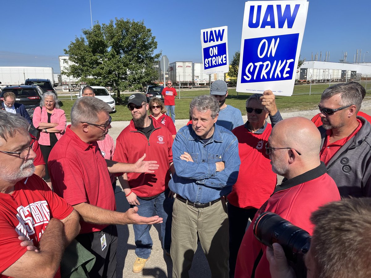 ohioaflcio's tweet image. In the opening hours of the #StandUpStrike, ⁦@SenSherrodBrown⁩ stands with ⁦@UAW⁩ in Toledo. Because of course he does.