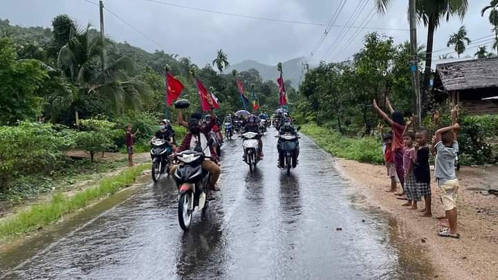 Chan45704011's tweet photo. In Long Lon, Dawei District Democracy Action Strike Committee led a march and protest today on September 15 to keep U Kyaw Moe Tun as Myanmar's ambassador to the United Nations.

#2023Sep15Coup 
#DoMoreSingapore 
#NoMoreDirtyDeals
#HelpMyanmarIDPs
#WhatsHappeningInMyanmar https://t.co/JQQ7UJYwzI