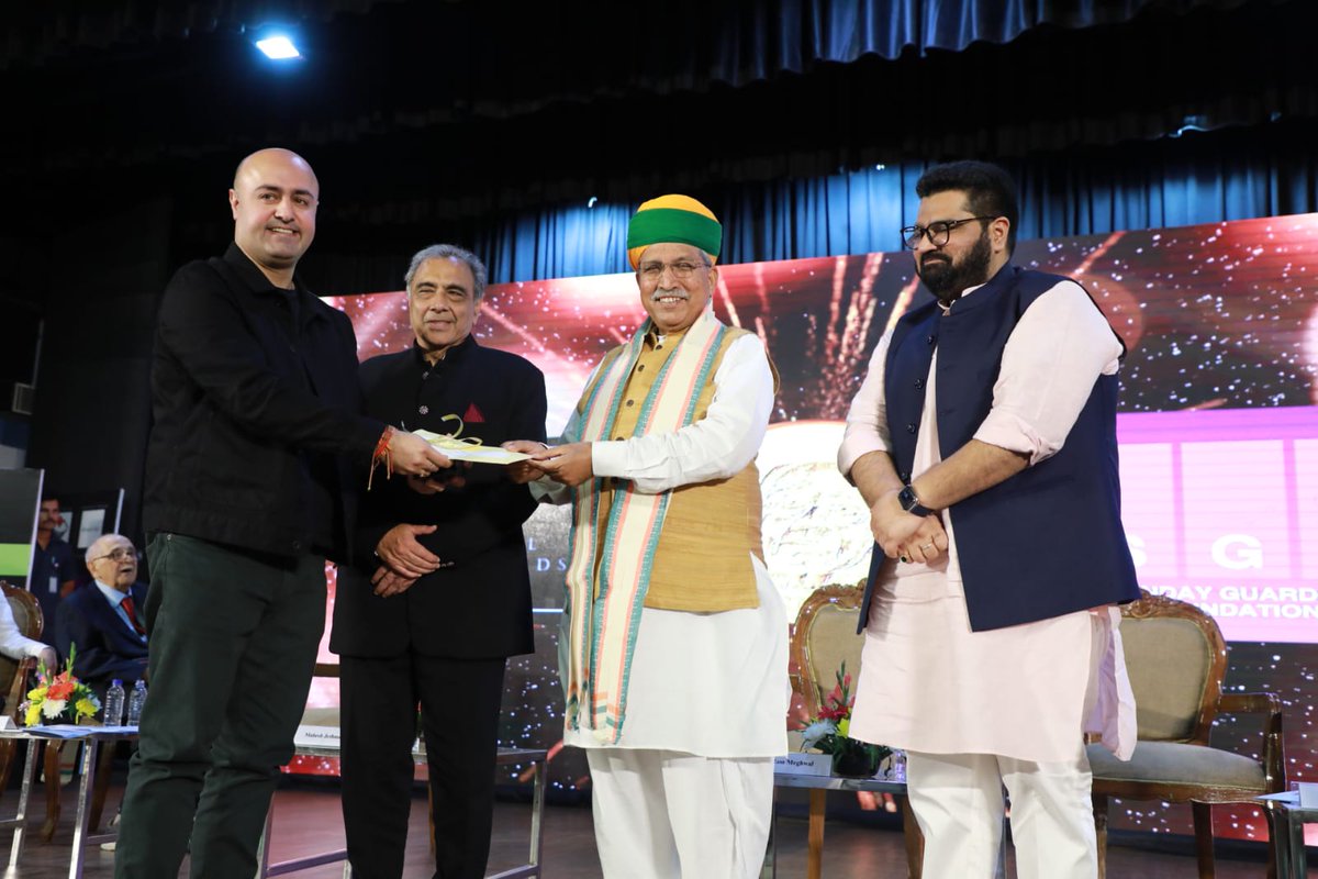 #WillOfSteelAwards | Aditya Raj Kaul (<a href="/AdityaRajKaul/">Aditya Raj Kaul</a>) receives his #JethmalaniPrize from Hon'ble Law Minister Arjun Ram Meghwal (<a href="/arjunrammeghwal/">Arjun Ram Meghwal</a>)