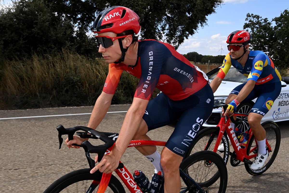 INEOSGrenadiers's tweet image. 😌 It's been a relaxed #LaVuelta23 stage today, with potential crosswinds failing to materialise.  

The Grenadiers are safe in the bunch as we enter the final 25 kilometres of racing. A bunch sprint is likely 🔜