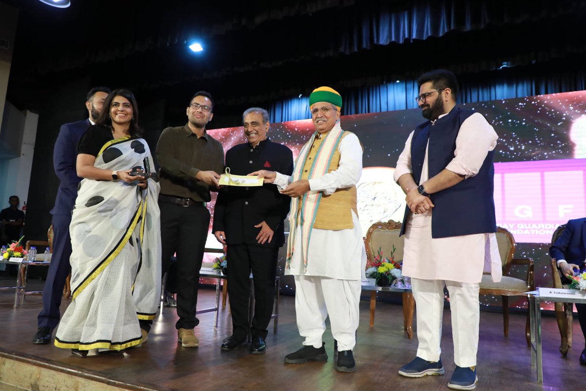 #WillOfSteelAwards | The team from Bar &amp; Bench (<a href="/barandbench/">Bar and Bench</a>) receive their #JethmalaniPrize from Hon'ble Law Minister Arjun Ram Meghwal (<a href="/arjunrammeghwal/">Arjun Ram Meghwal</a>)