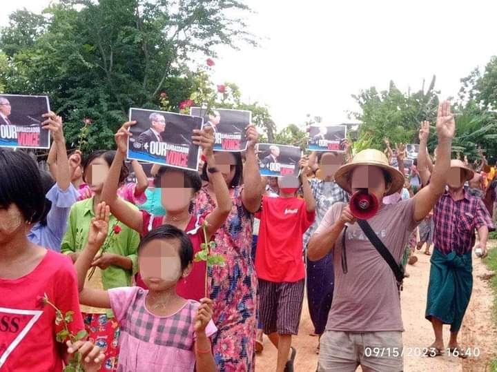 Chan45704011's tweet photo. Myaing Township strike column marched and protested for the continued appointment of U Kyaw Moe Tun as Myanmar's ambassador to the United Nations.

#2023Sep15Coup 
#WarCrimesOfJunta
#NoMoreDirtyDeals
#DoMoreSingapore 
#WhatsHappeningInMyanmar https://t.co/Ho2JAhUXWP