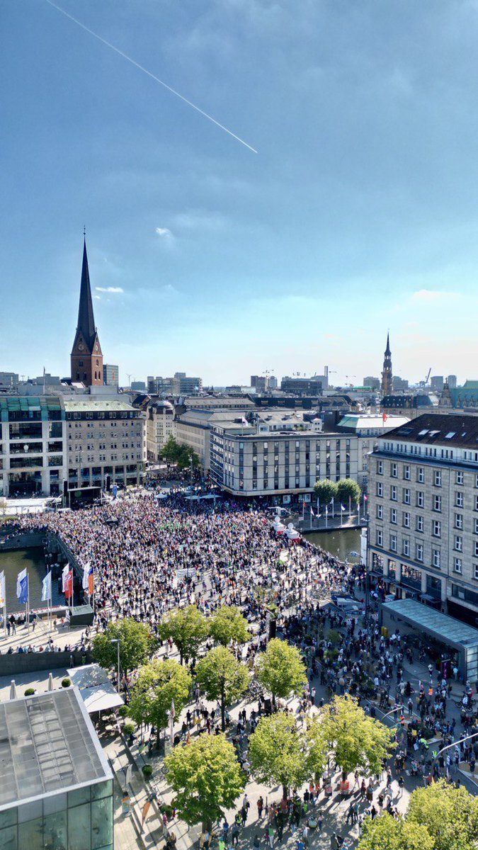 fff_hamburg's tweet image. This is Hamburg where 22.000 people are striking for the climate right now! Power to the people and we will win! #fridaysforfuture #climatestrike
