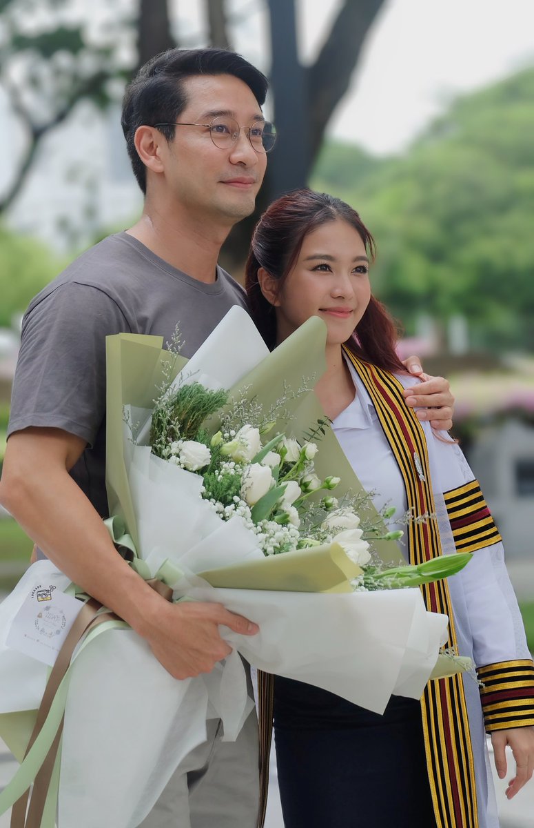 lukkade2208's tweet photo. เมื้อพระเอก มายินดี กะ นางเอก 
พี่กรณ์ น้องรส  
#fernynop 
#เฟินนี่จบโทแล้วจ้า https://t.co/68kEmiv8a0