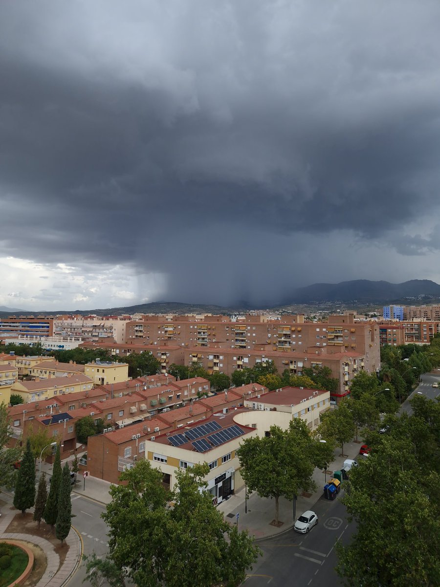 skillscm's tweet photo. Se avecina tormenta 😱 @tiempogranadaES https://t.co/jNRyI6keOv