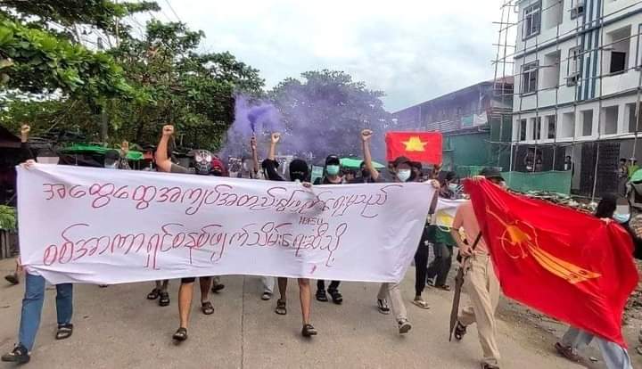 Chan45704011's tweet photo. In Yangon, on September 15th, under the leadership of the revolutionary youth, they marched against the military dictatorship holding the slogan "From the solution of the general crisis to the abolition of the military dictatorship."

#2023Sep15Coup 
#WhatsHappeningInMyanmar https://t.co/QDRfF7NRde