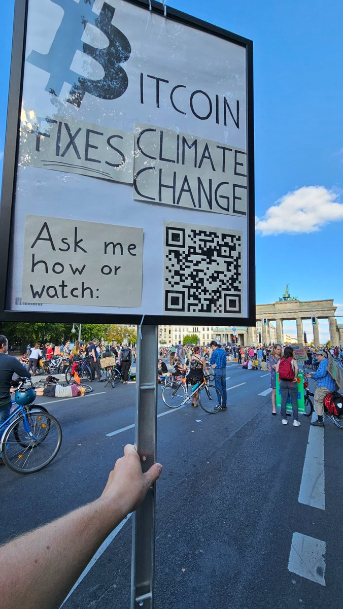 thomasseelem's tweet photo. 3. Mal mit #Bitcoin Sign auf der Klimademo in #Berlin:
- viele "Was für ein Idiot"-Blicke
- 2 Leute gebrüllt,wie dumm das ist
- 1 Person hat einen 15min Vortrag gehalten, was er an #BTC schlecht findet, ohne dass ich antworten konnte
- 9 Leute haben 4h mit mir diskutiert

Ein🧵👇 https://t.co/W5KC34eMWu