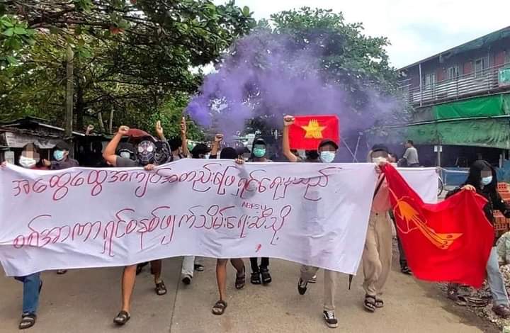 Chan45704011's tweet photo. In Yangon, on September 15th, under the leadership of the revolutionary youth, they marched against the military dictatorship holding the slogan "From the solution of the general crisis to the abolition of the military dictatorship."

#2023Sep15Coup 
#WhatsHappeningInMyanmar https://t.co/QDRfF7NRde