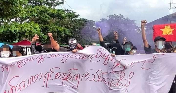 Chan45704011's tweet photo. In Yangon, on September 15th, under the leadership of the revolutionary youth, they marched against the military dictatorship holding the slogan "From the solution of the general crisis to the abolition of the military dictatorship."

#2023Sep15Coup 
#WhatsHappeningInMyanmar https://t.co/QDRfF7NRde