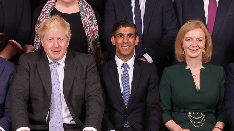 JoelOnMain's tweet photo. pictured: one of the most dangerous threats to the United Kingdom. A flagrant disregard for obedience and rules, careless with the health and safety of children, and putting millions of lives at risk.

also pictured: a dog. https://t.co/ZBJ96bIPz4