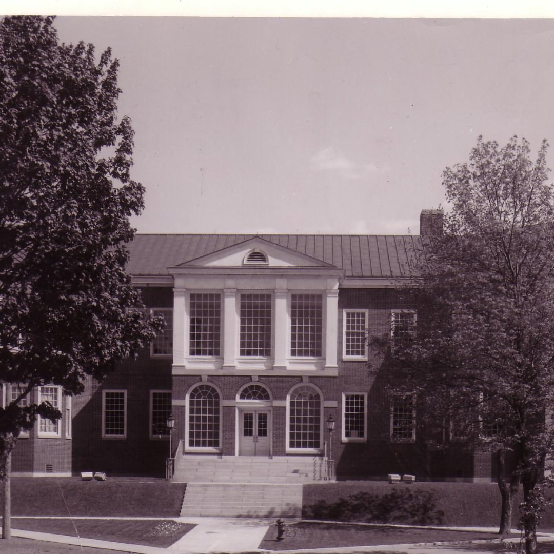 stfxlibrary's tweet photo. Happy #flashbackfriday! Do you recognize the Library here?
This was the original entrance of the Angus L. Macdonald Library before the second wing of the Library was added in 1986.
Check out what the original entrance looks like today!
#anguslmacdonaldlibrary #stfx https://t.co/u6V53vV5XP