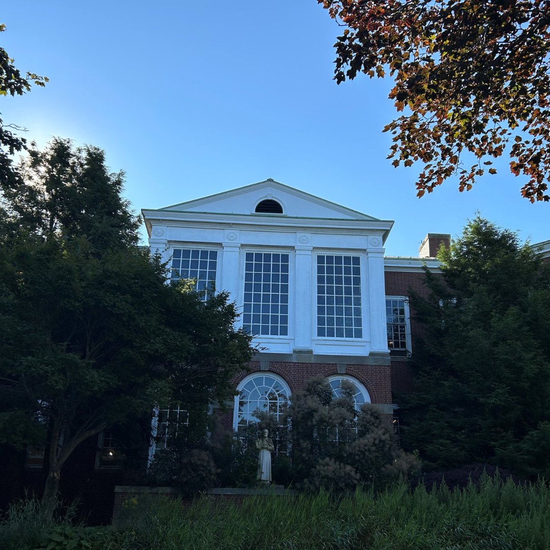stfxlibrary's tweet photo. Happy #flashbackfriday! Do you recognize the Library here?
This was the original entrance of the Angus L. Macdonald Library before the second wing of the Library was added in 1986.
Check out what the original entrance looks like today!
#anguslmacdonaldlibrary #stfx https://t.co/u6V53vV5XP