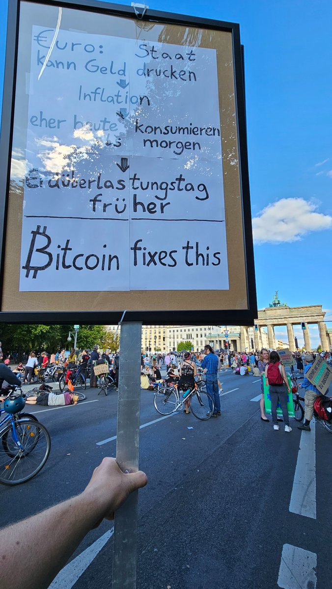 thomasseelem's tweet photo. 3. Mal mit #Bitcoin Sign auf der Klimademo in #Berlin:
- viele "Was für ein Idiot"-Blicke
- 2 Leute gebrüllt,wie dumm das ist
- 1 Person hat einen 15min Vortrag gehalten, was er an #BTC schlecht findet, ohne dass ich antworten konnte
- 9 Leute haben 4h mit mir diskutiert

Ein🧵👇 https://t.co/W5KC34eMWu