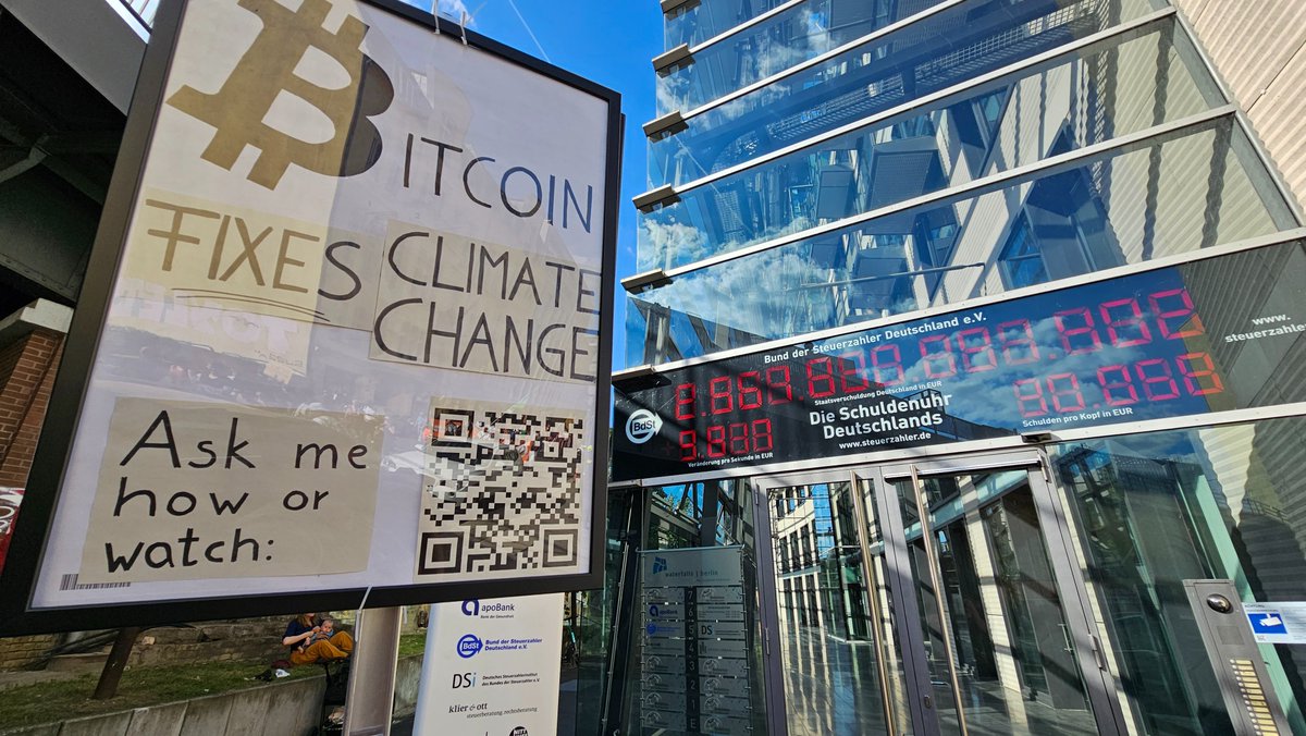thomasseelem's tweet photo. 3. Mal mit #Bitcoin Sign auf der Klimademo in #Berlin:
- viele "Was für ein Idiot"-Blicke
- 2 Leute gebrüllt,wie dumm das ist
- 1 Person hat einen 15min Vortrag gehalten, was er an #BTC schlecht findet, ohne dass ich antworten konnte
- 9 Leute haben 4h mit mir diskutiert

Ein🧵👇 https://t.co/W5KC34eMWu