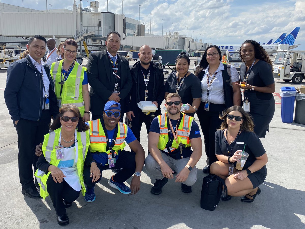 End of summer #TeamDEN Burger Burn! These days are the best days when we do nothing more than focus on the people who make it happen daily @united ✈️ 🍔 ♥️ @Laura_United @MaryUtley18 @StephenStoute @mcgrath_jonna @DJKinzelman @MikeHannaUAL @Tobyatunited @KirlinBonnie