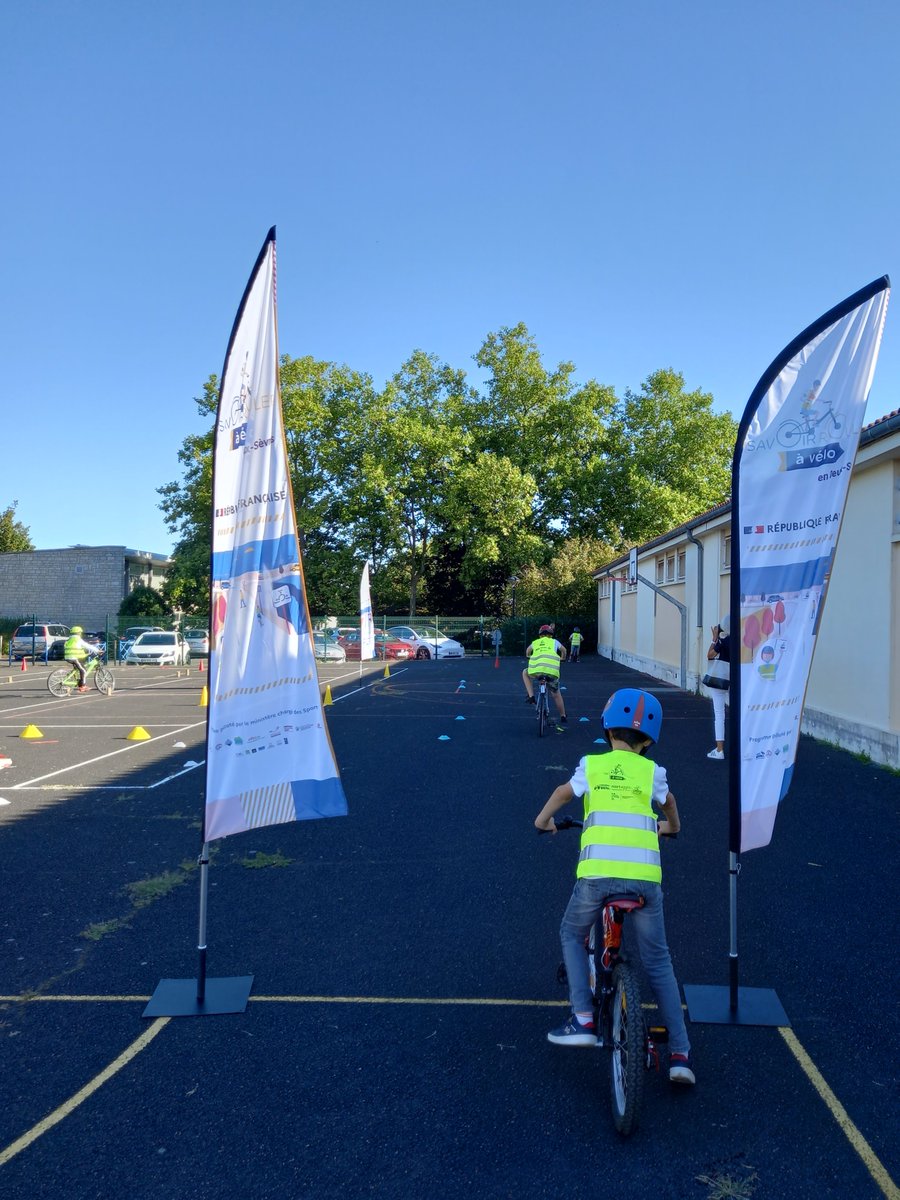 CPDEPS79's tweet photo. La semaine #SRAV dans le 79. A l'école E Proust à Niort, les élèves de CM2 font du vélo, parlent du vélo et partent à vélo.  Merci au collectif SRAV, aux animateurs et aux enseignants de le permettre   @usepnationale @usep_79 @DSDEN79 https://t.co/Kd0kqchDUc