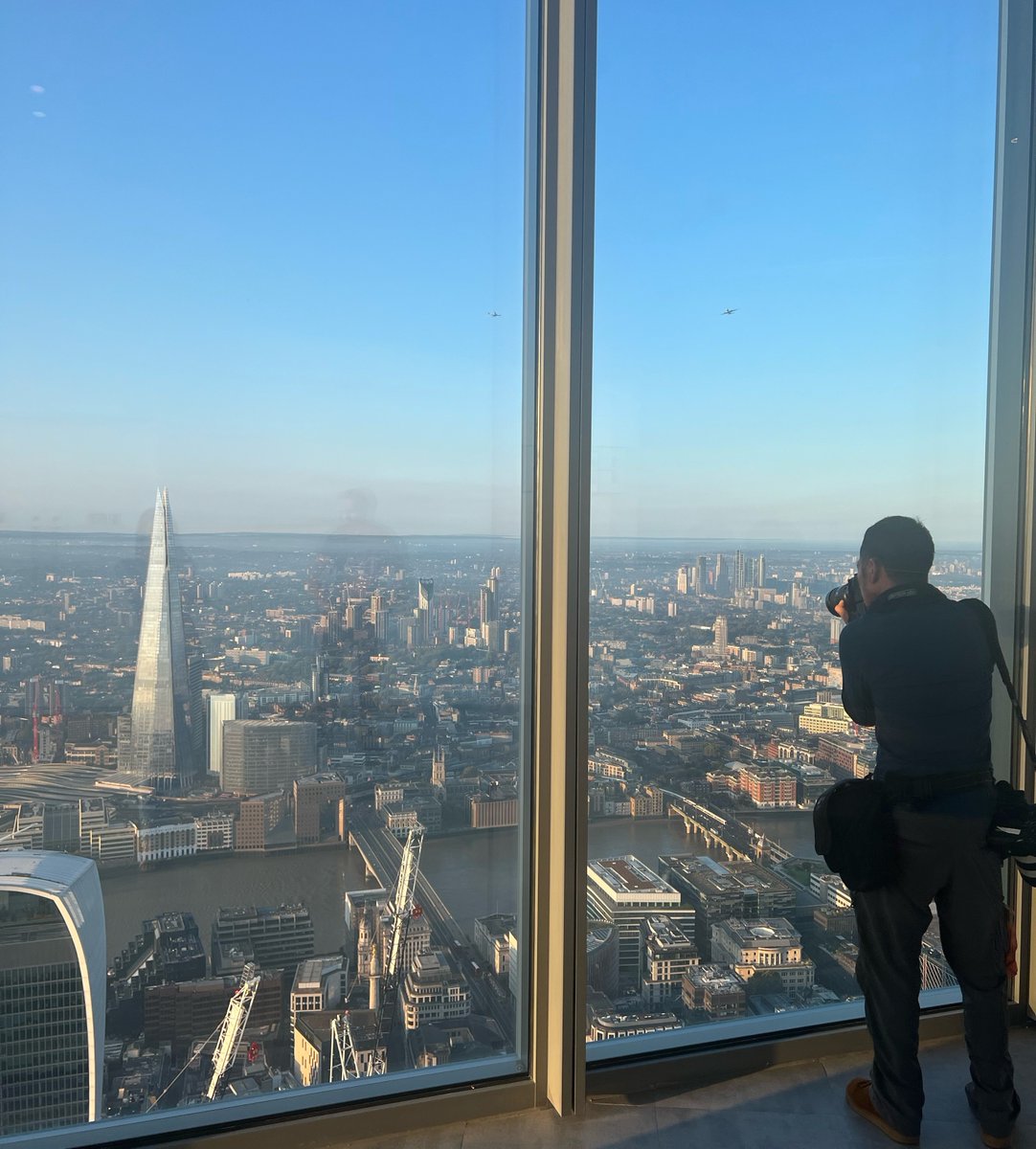 ftipropcomms's tweet photo. High rise at Sun Rise, an early morning behind the scenes (#BTS) shoot 📸 at @horizon22B  – Europe’s tallest free public viewing gallery - @22Bishopsgate ⛅️🏙️ https://t.co/ZbEWiftQAt