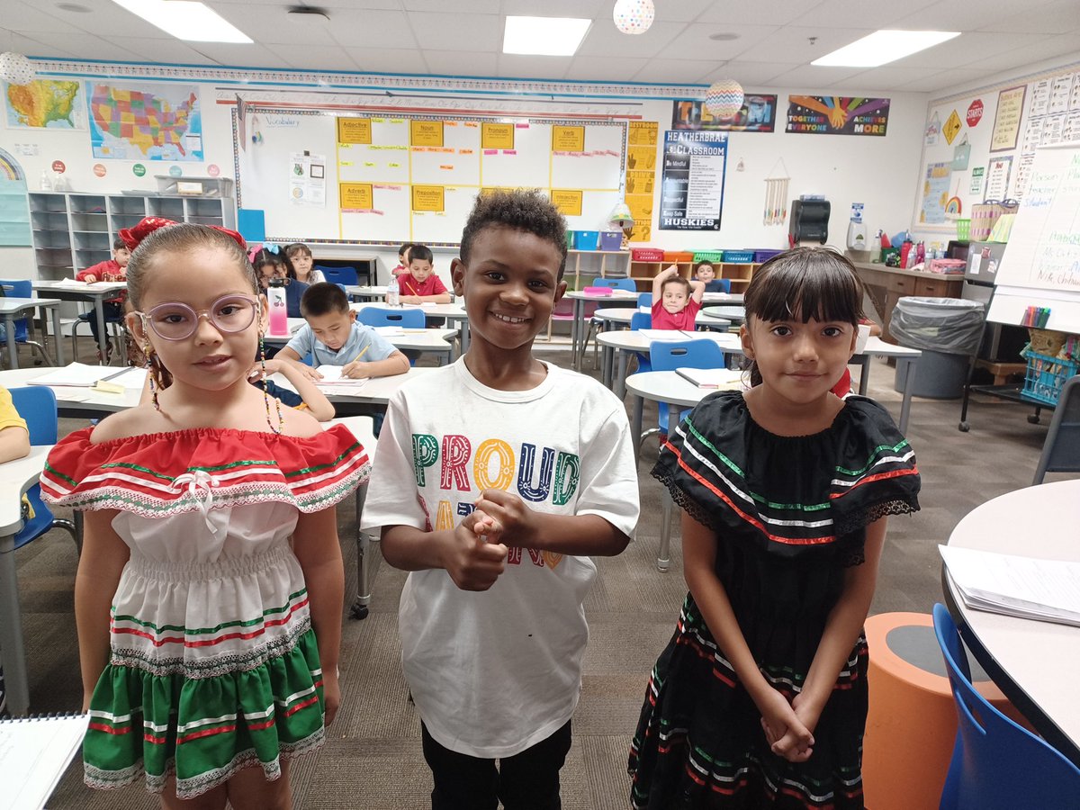 HeatherbraeCSD's tweet photo. Our kickoff to Hispanic Heritage month was so much fun yesterday! 

#HuskyPride #HispanicHeritageMonth https://t.co/zdxor0umJX