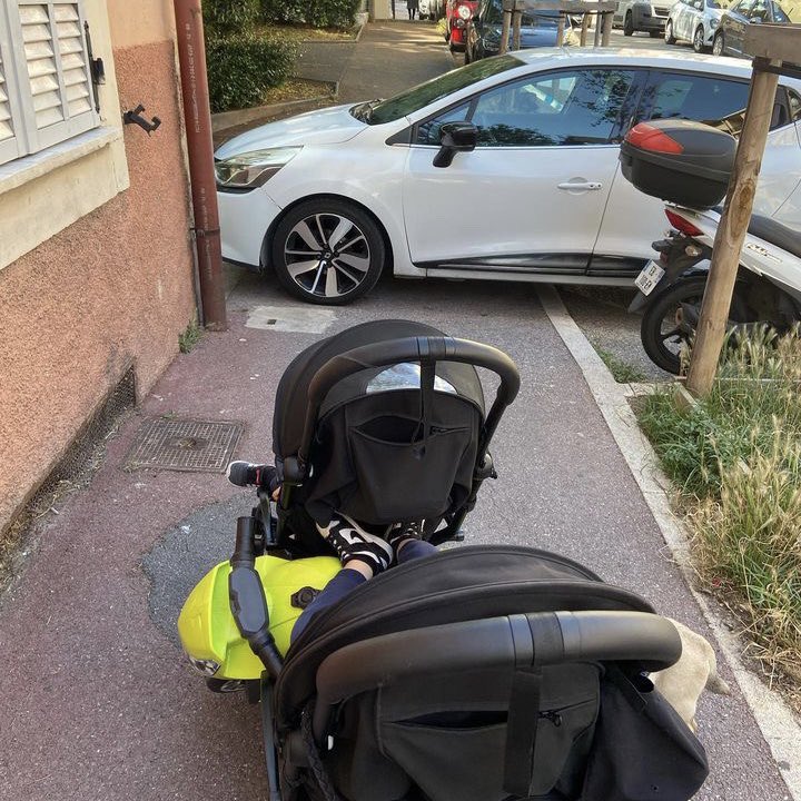 « Bonjour, voici des situations que je vis quotidiennement »

Où on marchera sur la route avec nos poussettes, plutôt que sur les trottoirs à <a href="/VilledeNice/">Ville de Nice</a>.

A quand une vrai campagne de communication sur ce sujet <a href="/cestrosi/">Christian Estrosi</a> <a href="/anthony_borre/">Anthony Borré</a> @gaelnofri <a href="/marinebrenier/">Marine Brenier</a> ?

🚙💥👶💥🚙