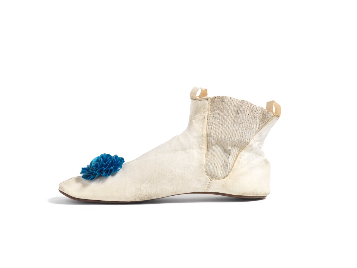 Fashion_Museum's tweet photo. Friday Treat Time and a favourite from the Fashion Museum’s fabulous collection of footwear. Dating to the 1860s, this beautiful white leather ankle boot features elastic side gussets and is decorated with a blue silk rosette. https://t.co/0Vf0YZww9n