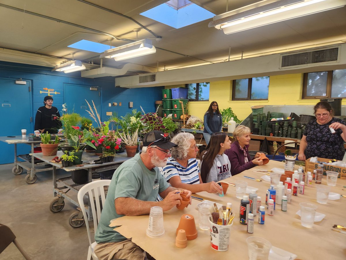 audreypatocs's tweet photo. Dr. Susan Dudley is touring older adult guests around the @McmasterU green house - an awesome stop on the @MIRAMcMaster &amp; @GilbreaCentre #OlderAdultOpenCampusDay https://t.co/fW4D85MPvE