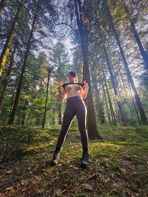 1 pic. Went for mushroom hunting, didn’t find any but lovely nature and boobs for you https://t.co/l