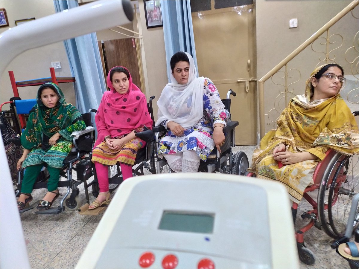 HHCSARPD's tweet photo. The project director of ARPD, Mr. Waseem Saleem, held a meeting with ARPD Abled Hand Creations group members. ARPD always explores opportunities to support and showcase the incredible talents of ARPD Abled Hand Creations Group. 
#arpd #physioterapy #peshawar #rcpd #helpingothers https://t.co/BpW2NjZk15