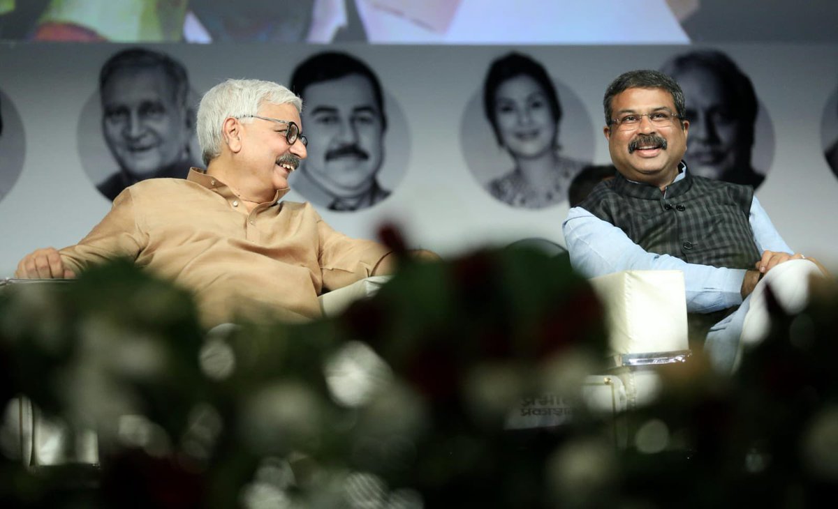 dpradhanbjp's tweet photo. आज बाबा विश्वनाथ की नगरी काशी में वरिष्ठ पत्रकार-लेखक और हम सब के आत्मीय श्री @hemantsharma360 जी की षष्ठीपूर्ति के अवसर पर पूज्य श्री @yogrishiramdev जी, श्री @brajeshpathakup जी, श्री @proframgopalya1 जी, श्री @DrKumarVishwas जी एवं अन्य विद्वत और स्नेहीजनों के साथ एक आत्मीय और ओजपूर्ण कार्यक्रम में सहभागी होने का सौभाग्य मिला। 

#60KeHemant पुस्तक के लोकार्पण और षष्ठीपूर्ति पर हेमंत शर्मा जी को अनेकों शुभकामनाएं देता हूँ।