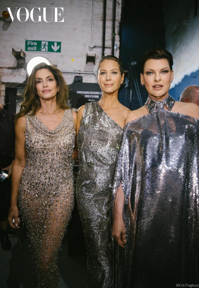 Les supermodels des 90's enflamment #VogueWorld 2023 et #CindyCrawford ose la robe transparente 🌟 Décryptage de son look ci-dessous. 📌 trib.al/VyUK6dB © Cris Fragkou