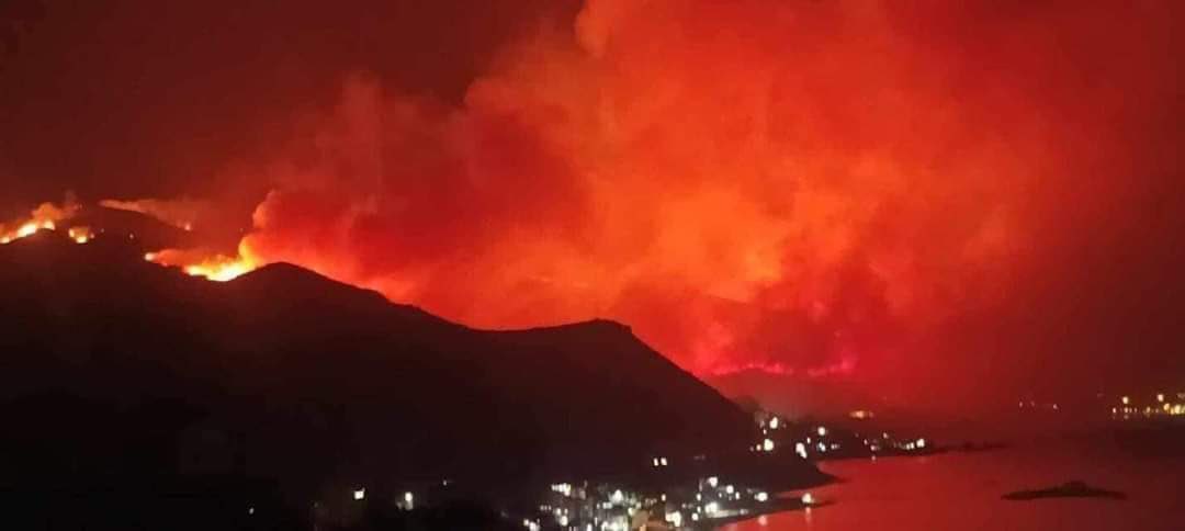 UnionAlgerienne's tweet photo. ��� 🇩🇿 De violents feux se sont déclenchés près de Saket et Boulimat, à l'ouest de Béjaïa.

Ils se propagent rapidement en raison des vents forts et se rapprochent des habitations. Rebi y ster. https://t.co/UJKrc5lY1U
