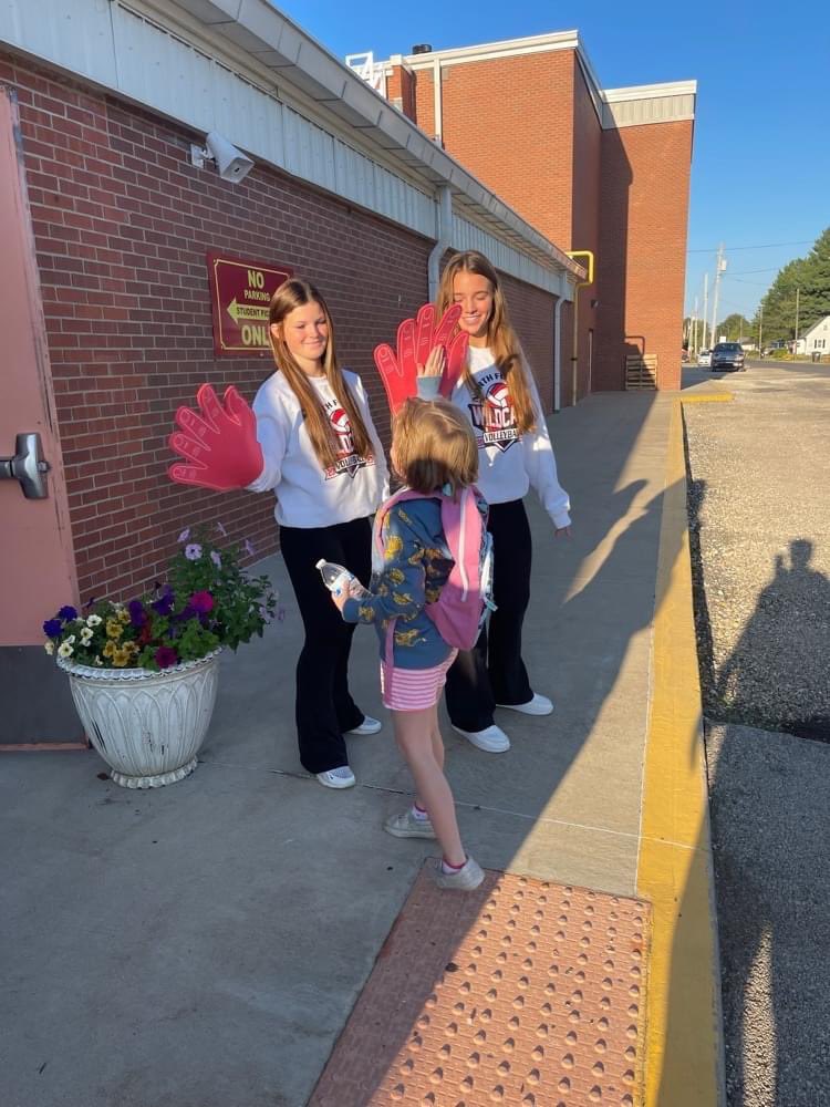 McTeacher5's tweet photo. High 5 Friday for our volleyball girls @FCusd3 🏐🥰! #4teamvalley #nfwildcats #letsgocats @sadiearnett11 @CaliHanson3 @oliviamiller_03 https://t.co/xqc8xbqcAj
