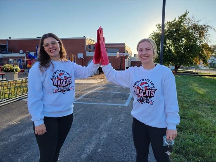 McTeacher5's tweet photo. High 5 Friday for our volleyball girls @FCusd3 🏐🥰! #4teamvalley #nfwildcats #letsgocats @sadiearnett11 @CaliHanson3 @oliviamiller_03 https://t.co/xqc8xbqcAj