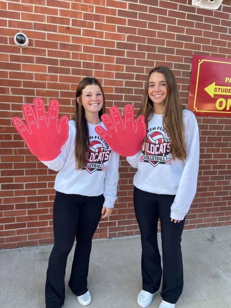 McTeacher5's tweet photo. High 5 Friday for our volleyball girls @FCusd3 🏐🥰! #4teamvalley #nfwildcats #letsgocats @sadiearnett11 @CaliHanson3 @oliviamiller_03 https://t.co/xqc8xbqcAj