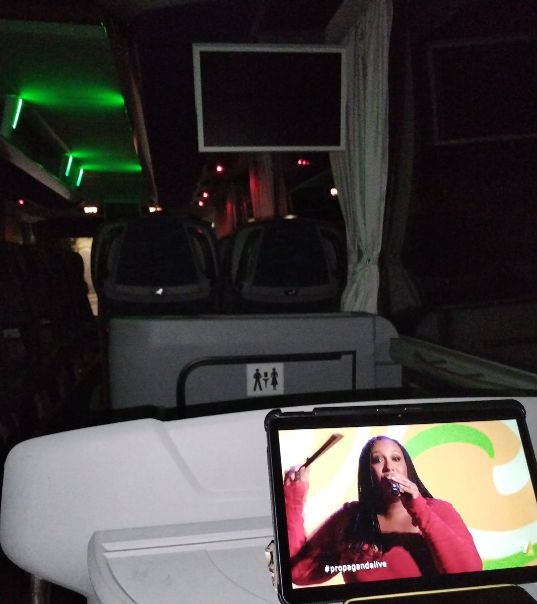 Luigiagi12's tweet photo. Io e @plutodan81 in LUNGO viaggio ma non potevamo perdere @welikeduel un saluto speciale a @quelloditermoli stiamo tornando in Molise ✌️ P. S. Pubblicità alle 22.45 che dobbiamo scendere 🤣 https://t.co/QjGNtsZL9R