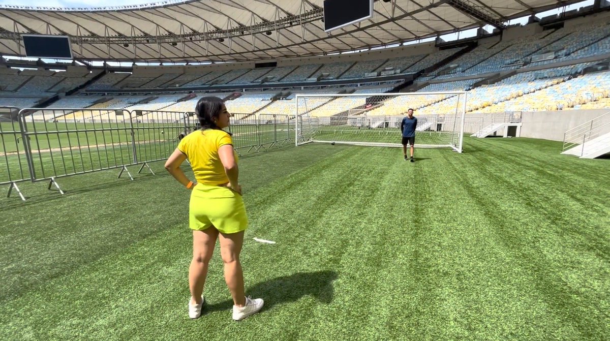 ImRivqa's tweet photo. No todos los días puedes tirar gol en el Maracaná, mi niña interior estallaba de felicidad jaja <3 https://t.co/oYbhIyoQBI