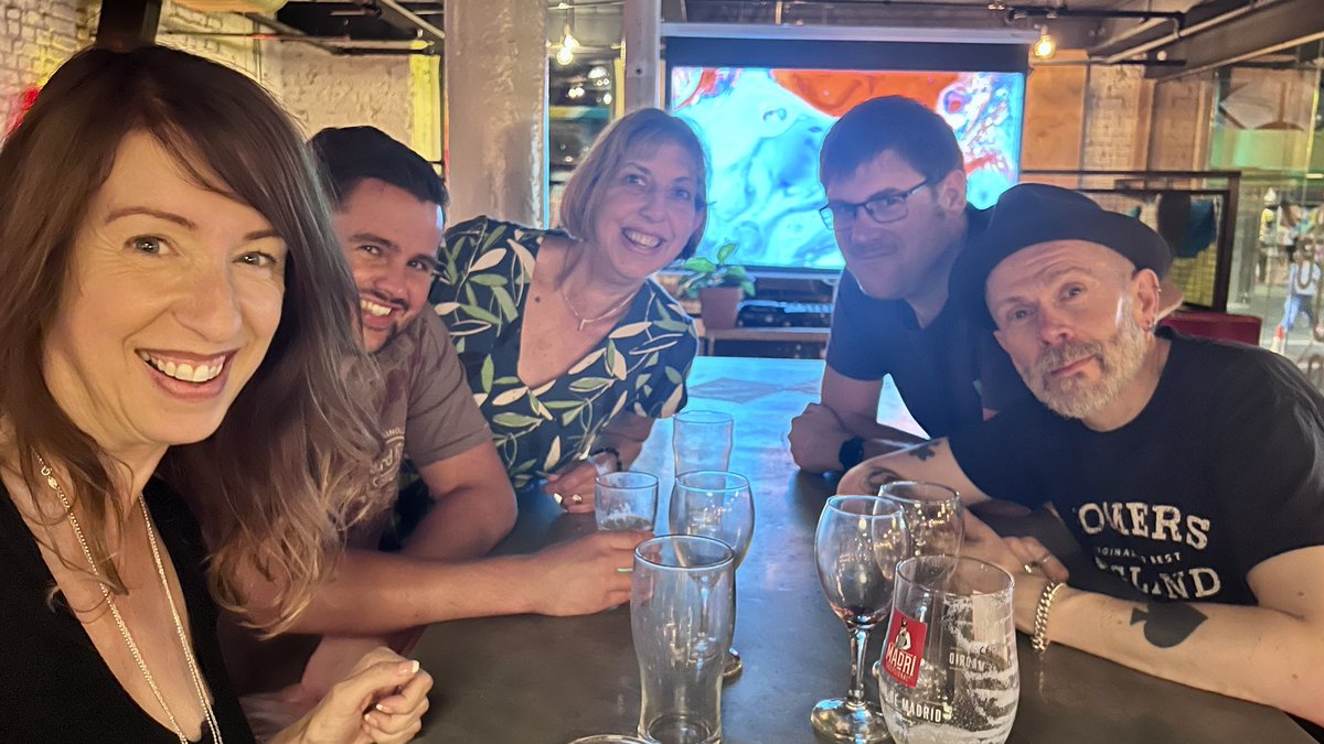 Sarah Townsend | copywriter | author | speaker tweet media