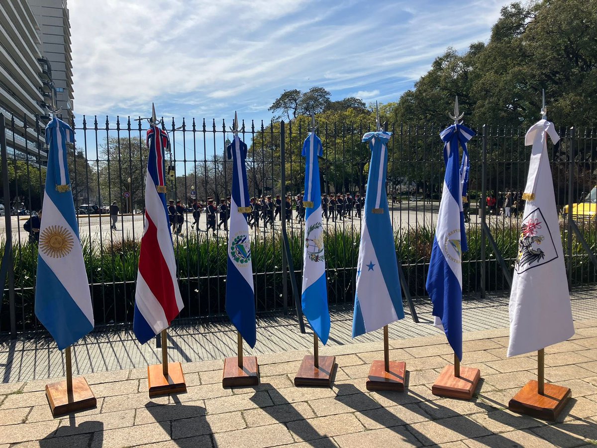 EmbajadahnA's tweet photo. Hoy, en este histórico día de la Independencia, celebramos no sólo el nacimiento de Honduras, sino la libertad y la unidad de todas las naciones centroamericanas.
En el Monumento al General San Martín, un vibrante arreglo floral se alza como símbolo de nuestra historia. 1/2 https://t.co/jT8IxbRNDj