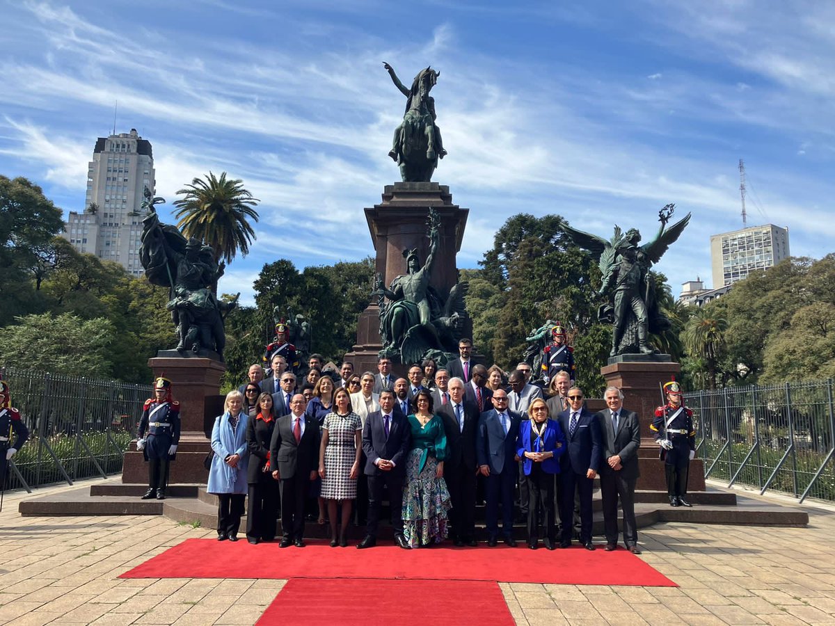 EmbajadahnA's tweet photo. Hoy, en este histórico día de la Independencia, celebramos no sólo el nacimiento de Honduras, sino la libertad y la unidad de todas las naciones centroamericanas.
En el Monumento al General San Martín, un vibrante arreglo floral se alza como símbolo de nuestra historia. 1/2 https://t.co/jT8IxbRNDj