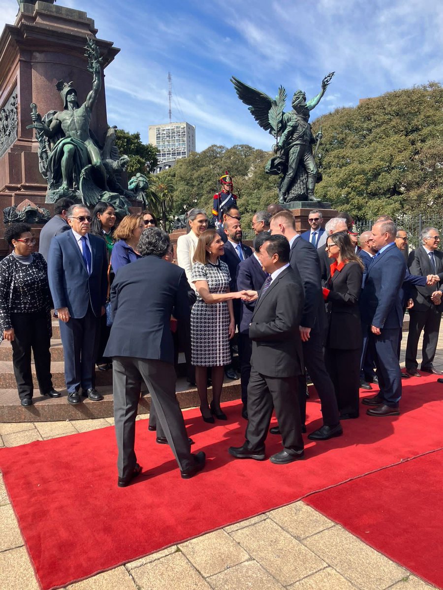 EmbajadahnA's tweet photo. Hoy, en este histórico día de la Independencia, celebramos no sólo el nacimiento de Honduras, sino la libertad y la unidad de todas las naciones centroamericanas.
En el Monumento al General San Martín, un vibrante arreglo floral se alza como símbolo de nuestra historia. 1/2 https://t.co/jT8IxbRNDj