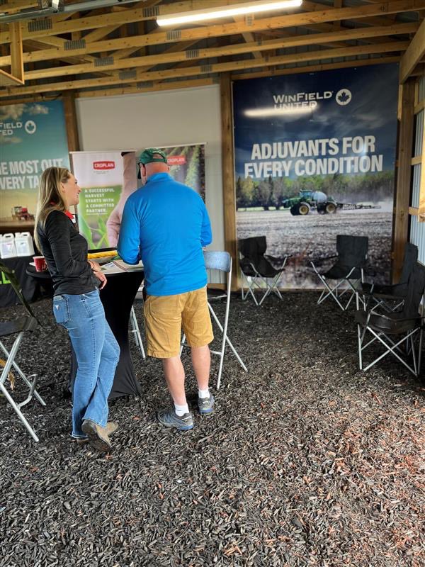 KaitlandVSpek's tweet photo. 🌽 🔥 Busy & Good week for The WinField United Crew at Canada’s Outdoor Farm Show! 🔥 🌱 #OFS #Croplan #WinfieldUnitedCanada #Adjuvants #Corn #Soybeans #WinPak #Silage #Alfalfa #Sunflowers https://t.co/CL8ZgqSUsd