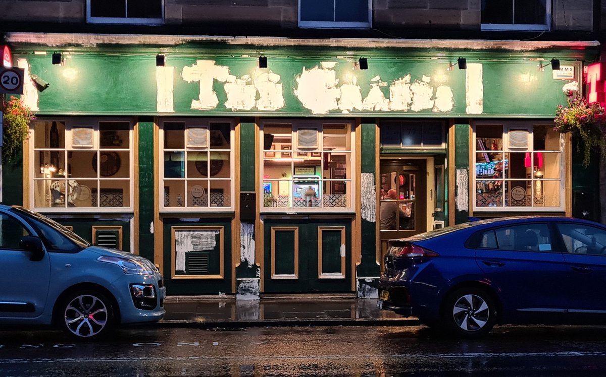 AlternativeEdin's tweet image. The Grapes is an artsy bar in #Edinburgh's hip southside district. The shabby chic exterior is echoed inside, where you can sample an extensive vegan cocktail menu while enjoying the bohemian ambience. A must-visit for #freshers