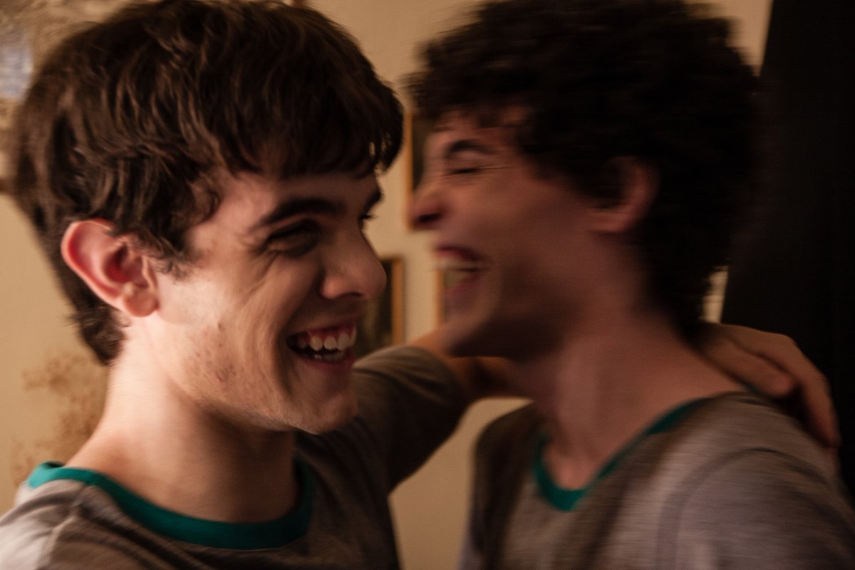 Foto da primeira diária de filmagem de Hoje Eu Quero Voltar Sozinho! Ghilherme Lobo e Fabio Audi se divertindo no set. 

Ghi lembrou disso: "Era meu aniversário e o Fábio foi levar o bolo, sendo que ele nem tava escalado pra filmar nesse dia. Puro carinho"

Foto: <a href="/guilefreitas/">Guilherme Freitas</a>